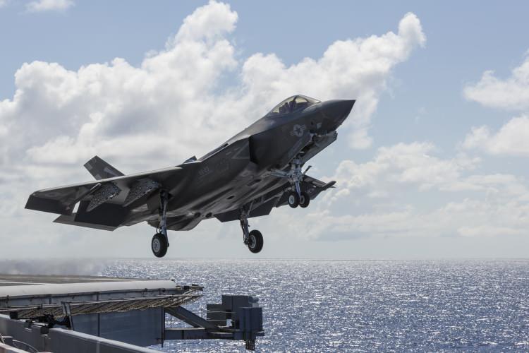 <p>F-35 programı, yüklenici tasarım sorunlarından kaynaklanan arızalar arasındaki ortalama uçuş saatleri de dahil olmak üzere güvenilirlik ve bakım ölçütlerinin yaklaşık yarısını karşılamaktadır.</p>
