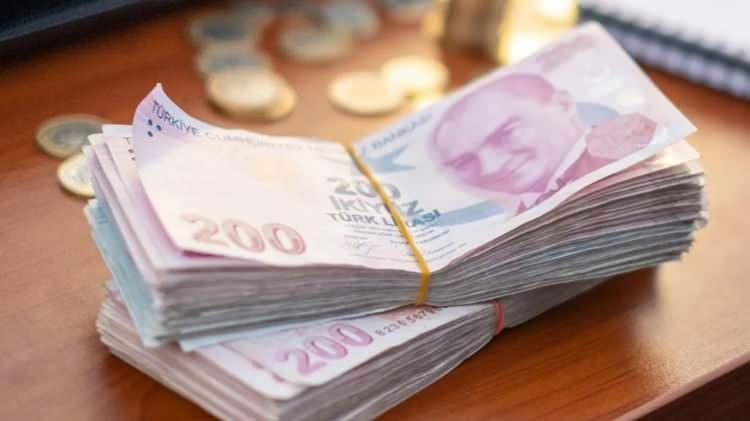 <p>Sözcü'nün haberine göre; ara zammın yüzde 45 oranında yapılması halinde 10 bin TL'lik emekli aylığının, 4 bin 500 lira artışla 14 bin 500 TL olabileceği belirtiliyor.</p>
<p> </p>