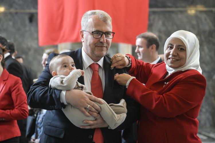 <p>AK Parti Bilecik Milletvekili Halil Erdemir, kaydını yaptırdı. Erdemir, kayıt yaptırmaya 6 aylık torunu Salih ve ailesiyle birlikte geldi.</p>
