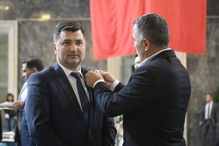 <p>AK Parti Düzce Milletvekili Ercan Öztürk (solda), kaydını yaptırdı.</p>
