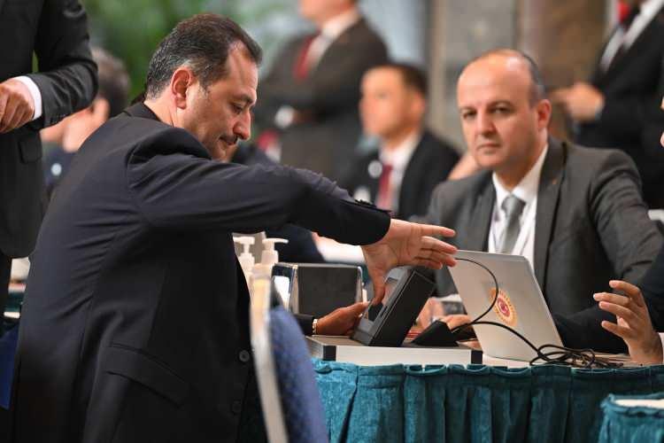 <p> AK Parti Tokat Milletvekili Cüneyt Aldemir (solda), kaydını yaptırdı.</p>
