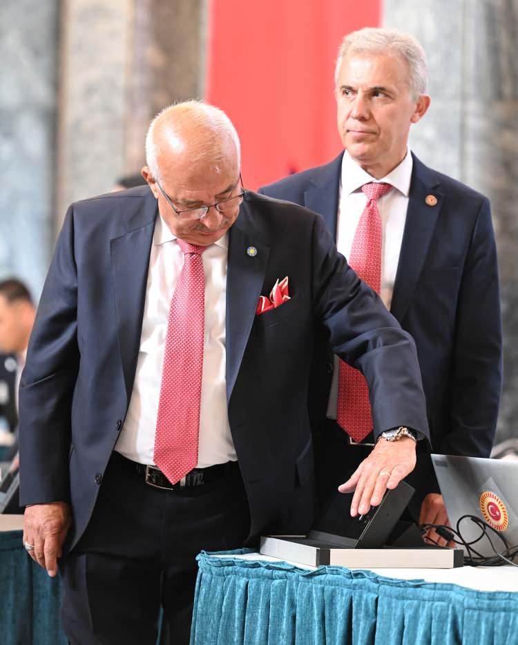 <p> İYİ Parti Mersin Milletvekili Burhanettin Kocamaz (önde), kaydını yaptırdı.</p>
