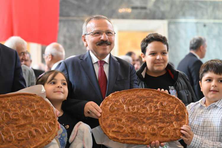 <p>Kaydını yaptıran AK Parti Tokat Milletvekili Yusuf Beyazıt, gazetecilere çörek ikram etti.</p>
