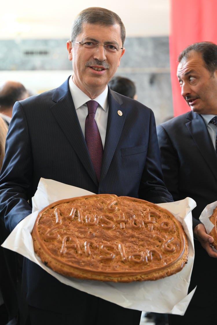 <p>Kaydını yaptıran AK Parti Tokat Milletvekili Mustafa Arslan, gazetecilere çörek ikram etti.</p>
