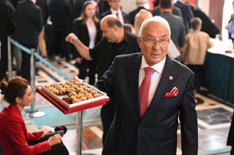 <p> Kaydını yaptıran İYİ Parti Mersin Milletvekili Burhanettin Kocamaz, gazetecilere cezerye ikram etti.</p>
