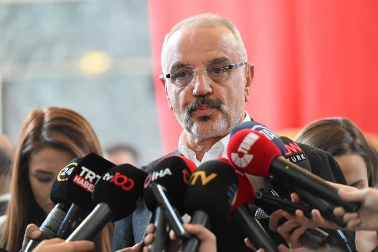 <p>Yeşil Sol Parti Ağrı Milletvekili Sırrı Sakık, kaydını yaptırarak gazetecilere açıklamalarda bulundu.</p>
