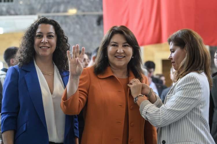 <p>. Meclise gelen AK Parti Adana Milletvekili Sunay Karamık (ortada), kayıt yaptırdı.</p>
