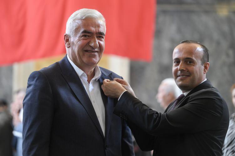 <p> Meclise gelen MHP Aksaray Milletvekili Ramazan Kaşlı, kayıt yaptırdı.</p>
