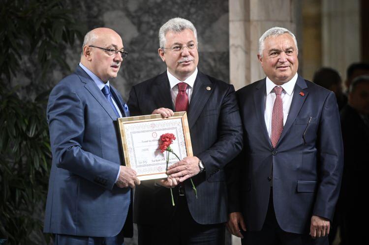 <p>Meclise gelen AK Parti Grup Başkanvekili ve Çankırı Milletvekili Muhammet Emin Akbaşoğlu, kayıt yaptırdı.</p>