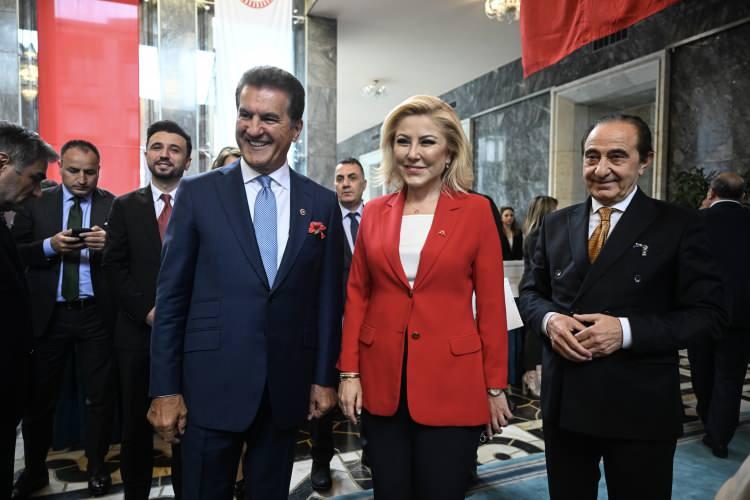 <p>CHP Erzincan Milletvekili Mustafa Sarıgül ve AK Parti İzmir Milletvekili Şebnem Bursalı, bir süre sohbet etti.</p>