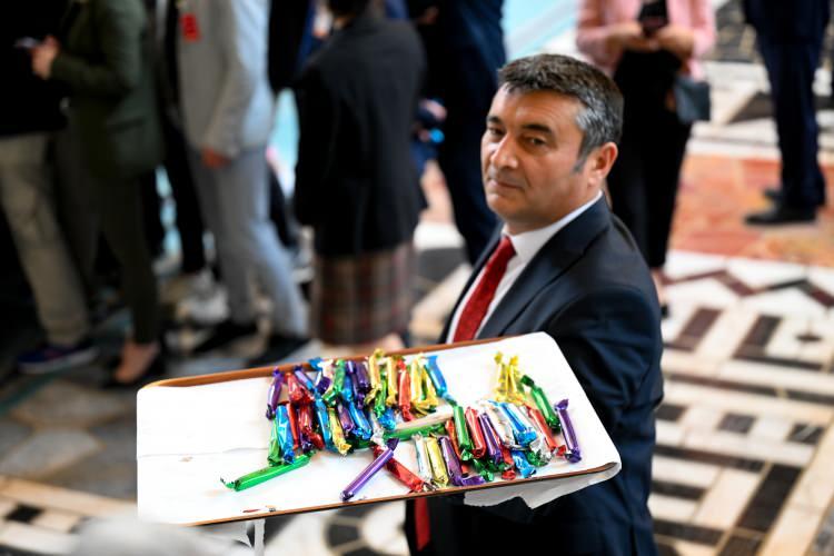 <p>MHP Manisa Milletvekili Erkan Akçay, kayıt sonrası mesir macunu ikram etti.</p>
