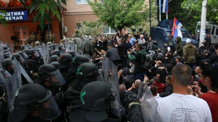 <p>KOSOVA'NIN KUZEYİNDEKİ GERGİNLİK</p>
<p>Kosova'nın kuzeyinde çoğunlukla Sırpların yaşadığı Leposaviç, Zveçan ve Zubin Potok belediyelerinde polisin görevlendirilmesine karşı çıkan Kosovalı Sırplar ile güvenlik güçleri arasında 26 Mayıs'ta da arbede yaşanmıştı.</p>