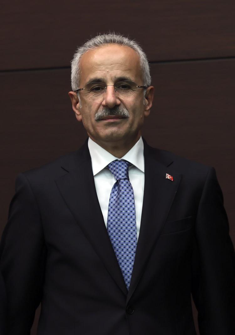 <p>ULAŞTIRMA VE ALTYAPI BAKANI ABDÜLKADİR URALOĞLU</p>
<p>Cumhurbaşkanlığı Kabinesi'nin yeni Ulaştırma ve Altyapı Bakanı Abdulkadir Uraloğlu ilk değerlendirmesinde, "İrademiz daha kuvvetli, azmimiz daha fazla ve ülke olarak kaybedeni olmayan bir zaferle, Allah'ın izniyle daha güçlüyüz." ifadesini kullandı.</p>
<p> </p>