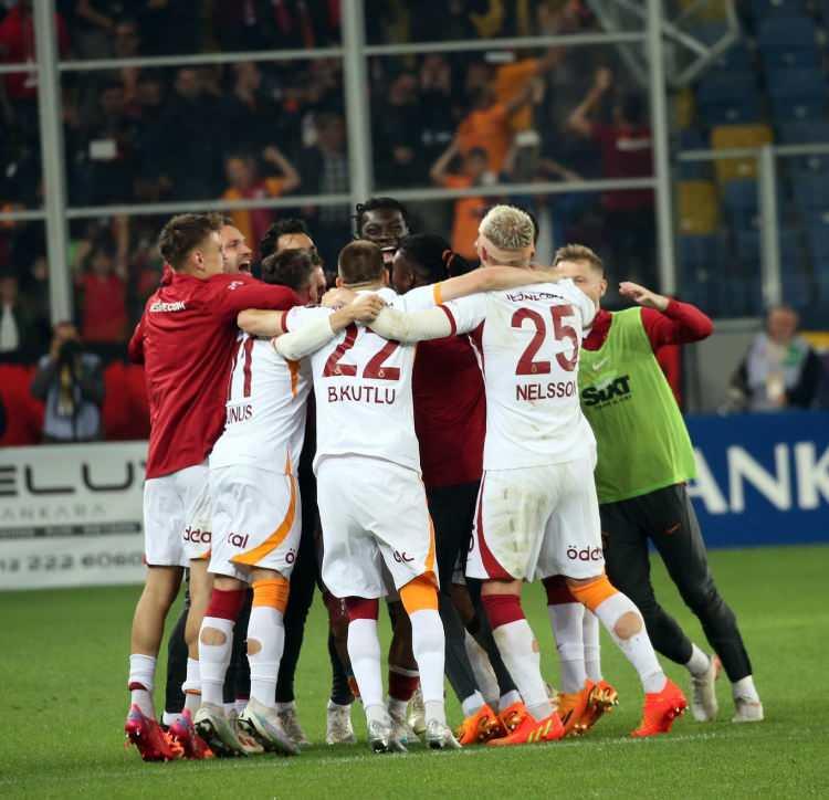 <p>Galatasaray'ın Ankaragücü'nü deplasmanda 4-1 yenmesi sonrası Süper Lig 2022-2023 sezonu şampiyonu olması sadece Türkiye'de değil, dünyada da ses getirdi. Yabancı basın, sarı kırmızılı ekibin zaferiyle ilgili başta Mauro Icardi olmak üzere yıldız futbolcuları üzerinden manşetlerine taşıdı. </p>
