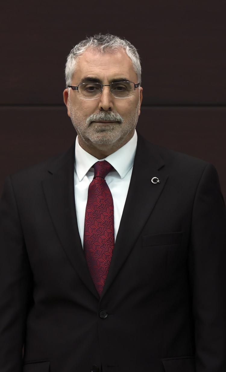 <p>ÇALIŞMA VE SOSYAL GÜVENLIK BAKANI VEDAT IŞIKHAN</p>