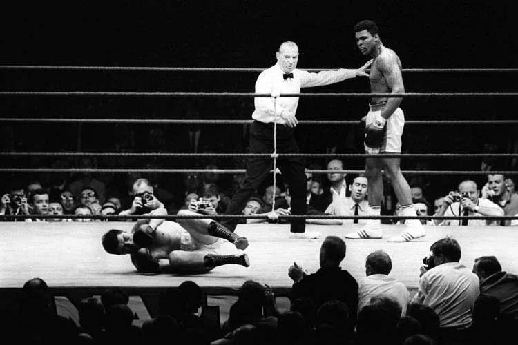 <p>ABD'nin Kentucky eyaletinin Louisville kentinde 17 Ocak 1942'de dünyaya gelen Muhammed Ali, İslam dinini seçmeden önce Cassius Marcellus Clay Jr. adını taşıyordu.</p>
