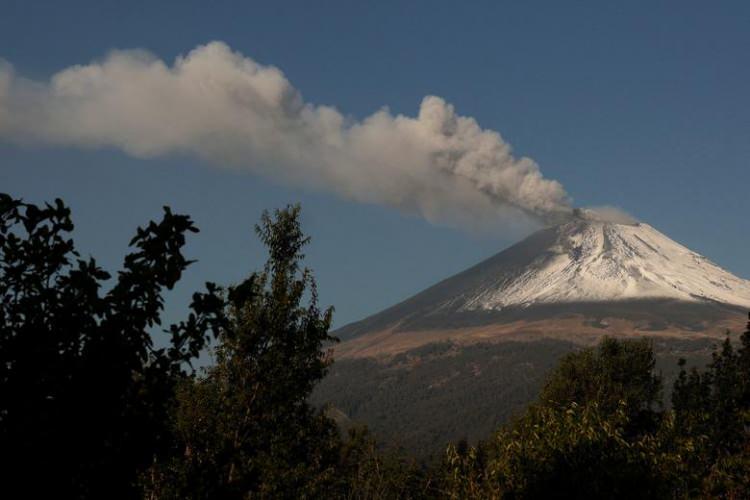 <p>Meksika'nın Santiago Xalizintla kasabasında volkanik aktivitedeki artışın ardından Popocatepetl yanardağından buhar ve küller ara ara çıkmaya devam ediyor...</p>
