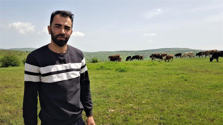 <p>Karabük’ün Eskipazar ilçesinde 6 yıl önce hayvancılık ve tarıma başlayan 27 yaşındaki Yunuscan Ceylan, devlet desteğiyle işlerini geliştirip büyükbaş hayvan sayısını 75’e yükseltti.</p>
