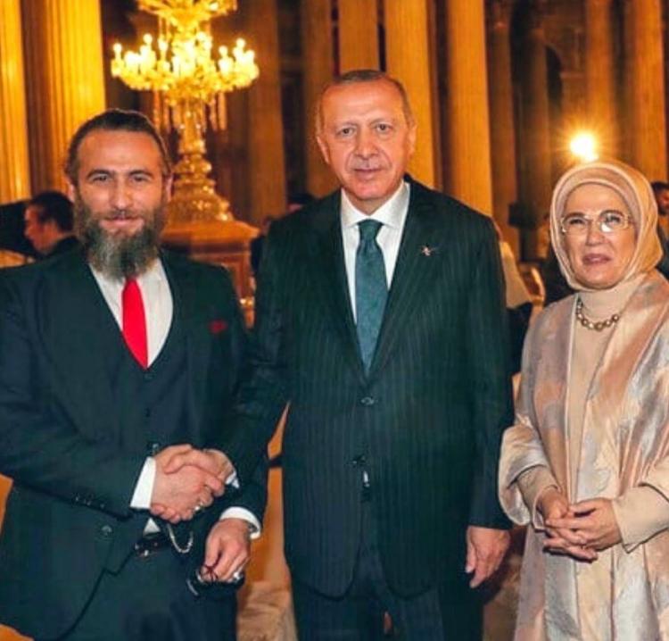 <p><span style="color:#000000"><strong>Başkan Erdoğan ve eşi Emine Erdoğan ile çekildiği bir karesini sosyal medya hesabından paylaşan Türkoğlu, "Türkiye kazandı" notunu düştü.</strong></span></p>
