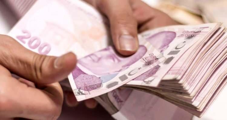 <p>Buna göre, 10-15 bin TL arasındaki emekli aylıklarının yüzde 45, 15-20 bin TL arasındaki aylıklara yüzde 40, bu tutarın üzerindekilere aylıklara da yüzde 35 oranında zam yapılabileceği dile getiriliyor. </p>