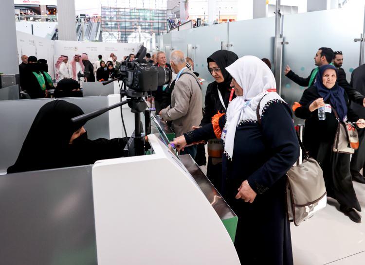 <p>Hacı adaylarının İstanbul'dan hareket ettikten sonra Mekke ve Medine'deki havaalanlarında beklemeden otellerine intikal edebileceğinin altını çizen Erbaş, "Geçmişteki sıkıntıları, pasaport ve parmak izi kuyruklarında beklemeleri düşündüğümüzde bunun çok büyük bir proje ve yenilik olduğunu özellikle ifade edebilirim. Bu vesile ile Suudi Arabistan devletine ve buradaki yetkilerine çok teşekkür ediyorum. Böyle bir kolaylığın İstanbul Havalimanı'nda gerçekleştirilmiş olması bizim için de ülkemiz için de çok büyük bir gelişmedir." ifadelerini kullandı.</p>
