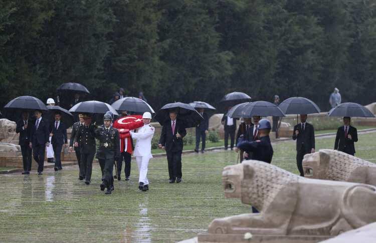 <p>Cumhurbaşkanı Recep Tayyip Erdoğan, TBMM Genel Kurulunda yemin etmesinin ardından Anıtkabir'e ziyarette bulundu.</p>