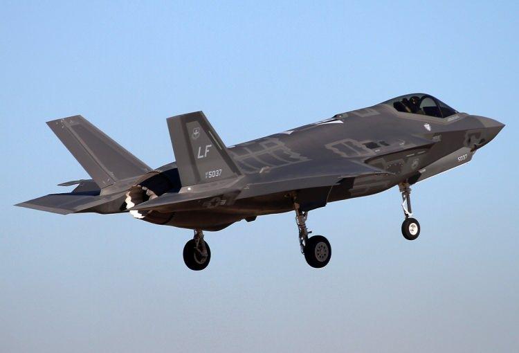 <p>ABD Hava Kuvvetleri’nin F-35A modelindeki motorun önemli “sıcak bölümünün” belirlenen 2.000 uçuş saati yerine her 1.600 uçuş saatinde bir revizyona ihtiyaç duyacağı öngörülüyor. ABD Hava Kuvvetleri en büyük F-35 müşterisi konumunda bulunuyor.</p>
