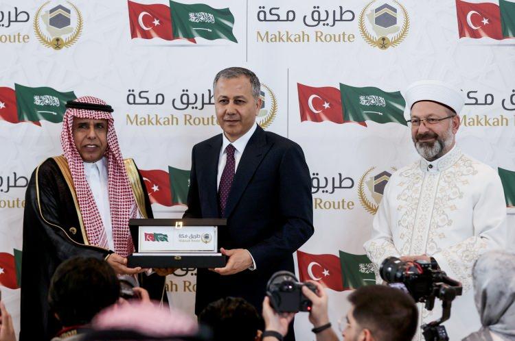 <p>Bu projeyle Hz Muhammed'in işlerin kolaylaştırılması hakkında hadisinin aklına geldiğini dile getiren Ali Yerlikaya, "Sevinçliyim, mutluyum. Dolayısıyla bunu Suudlu kardeşlerimizle beraber devlet idaremiz, bakanlıklarımız ve duayen bir teşkilatımız olan Diyanet İşleri Başkanlığımız, o tecrübesini karşısında bulunan Suudlu aynı teşkilatla birlikte mükemmel bir hale getirdiler. Bugün ilk Bismillah denildi. Check-in'leri tamamlandı. Eminim hacılarımız oraya gittikleri zaman mutlu olacak ve dua edecekler." ifadelerini kullandı.</p>