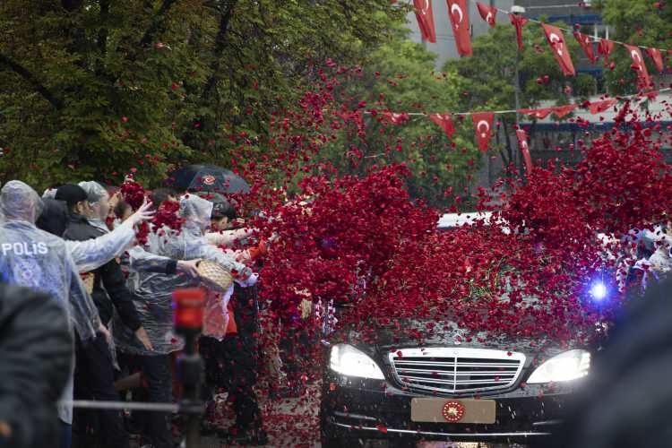 <p>Erdoğan'ın Anıtkabir'e gidişi esnasında vatandaşlar, yol güzergahında sevgi gösterisinde bulundu.</p>
