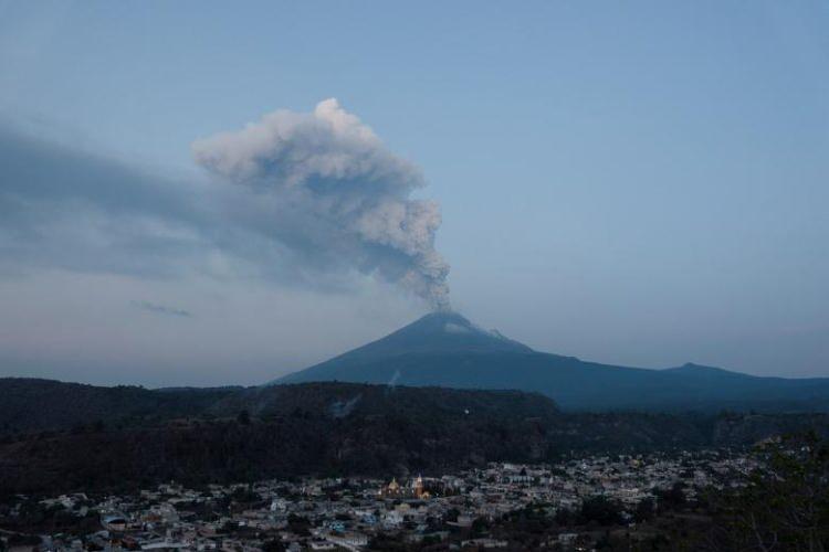 <p>Volkanik patlamanın uzaktan bir görünümü, Popocatepetl dağının buhar ve kül püskürttüğü o an...</p>
