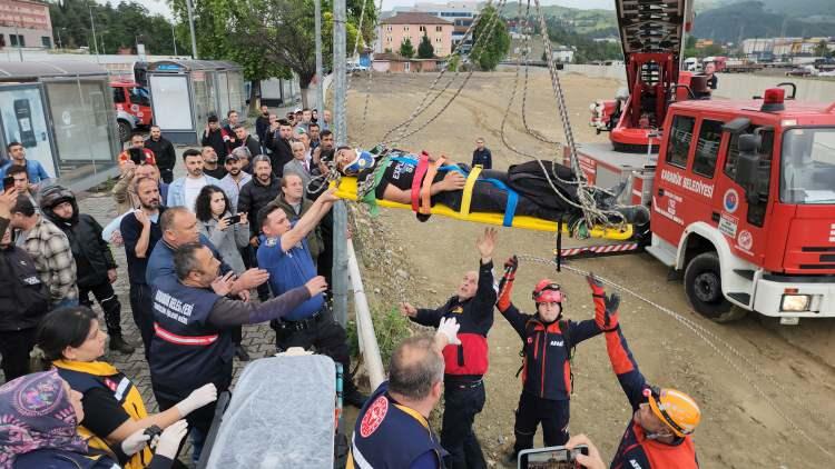<p>Düştüğü yerde mahsur kalan genci itfaiye ekipleri kurtarmak için seferber oldu. Yerde acılar içinde kıvrılan genç itfaiye ekiplerinin sedyeye yerleştirmesi sonrası merdivene bağlanan ip ile düştüğü yerden çıkarılarak sağlık ekiplerine teslim edildi.</p>