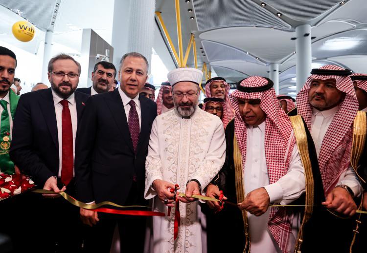 <p>İstanbul Havalimanı'ndan kutsal topraklara gidecek hacı adaylarının Suudi Arabistan’daki havalimanlarında prosedürlere tabi tutulmadan otellerine ulaşmalarını sağlayan “Mekke Yolu” projesinin açılışı yapıldı.</p>