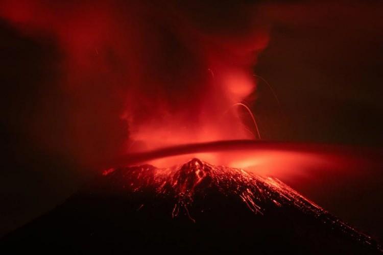 <p>Meksika'nın Puebla eyaletindeki San Nicolas de los Ranchos'tan görülen Popocatepetl yanardağı 23 Mayıs'ta patladı ve volkanik dağın faaliyetleri hala devam ediyor</p>