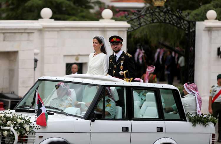 <p>Ürdün'de Kral 2. Abdullah'ın büyük oğlu Veliaht Prens Hüseyin ile Suudi Arabistanlı gelin Racva Al Seyf'in nikahı kıyıldı.<br />
<br />
Düğün günü ülkede resmi tatil ilan edilirken, nikah törenine ABD Başkanı Joe Biden’ın eşi First Lady Jill Biden da katıldı.</p>
