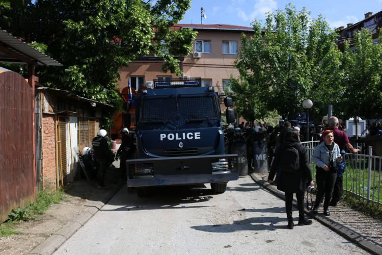 <p>Sırp göstericiler ile NATO askerleri arasında yaşanan çatışmalarda 25 barış gücü askeri yaralandı.</p>
<p> </p>
<p> </p>
<p>Yaşanan arbedenin ardından 52 Kosovalı Sırp yaralandı.</p>
<p> </p>