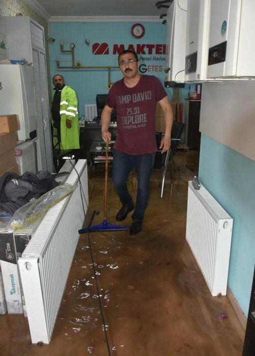 <p>İzmir'de etkili olan sağanak yağış yine sele neden oldu. Çiğli İlçesinde caddeler sular altında kalırken, bazı iş yerlerini su bastı. </p>

<p> </p>
