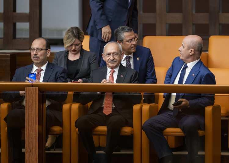 <p>Milletvekili seçilemeyen CHP Genel Başkanı Kemal Kılıçdaroğlu, yemin törenini konuk bölümünden izledi. </p>
<p> </p>
