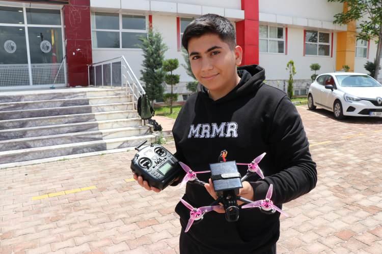 <p>Yeni okulundaki danışman öğretmeninin de desteğiyle 3 ayda tasarladığı dronun ilk uçuşunu evinin önünde yaptığını anlatan Meriç, dronun 4 pervaneden oluştuğunu, saatte 110 ile 120 kilometre hız yapabildiğini, şimdilik 4 dakika uçuş süresinin olduğunu, üzerinde güneş paneli bulunduğunu, bunun da ekstra bir dakikalık uçuş desteği sağladığını aktardı.</p>