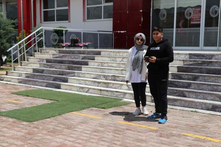 <p>"Adıyaman'daki okulumda danışman hocam bana bu dronu yapabileceğimi, bu projeyi yaparsam beraber TEKNOFEST'e gidebileceğimizi söylemişti. Maalesef depremde öğretmenimi kaybettim. </p>