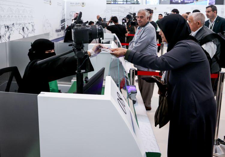 <p>Bugün İstanbul'dan hacı adayı kafilesini Suudi Arabistan'a gönderdiklerini belirten Erbaş, "Hacı adaylarımızı Mekke'ye, Medine'ye Harameyn'e uğurluyoruz. Bir yenilikle bugün bu uğurlamayı yapıyoruz. Mekke ya da Medine'de havaalanlarında yapılacak pasaport ve parmak izi gibi işlemlerin buradan yapılarak hacı adaylarımızı uğurlamamız hakikaten çok büyük bir kolaylığa vesile olacak." diye konuştu.</p>