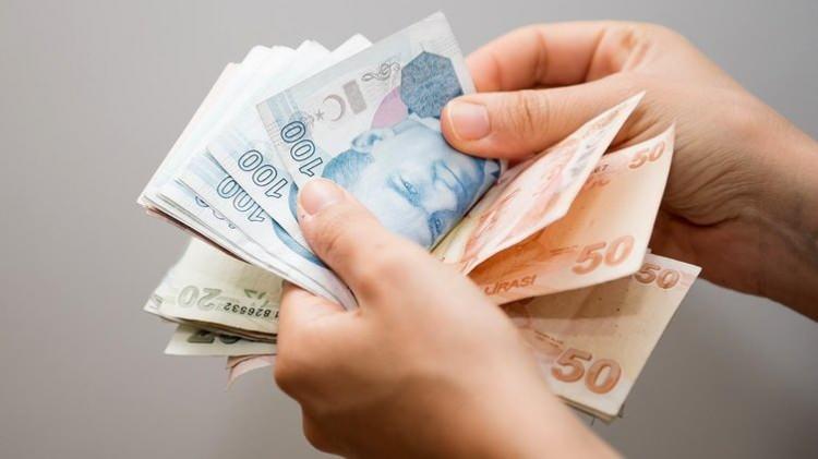 <p><strong>EMEKLİ VE MEMUR 4 AYLIK ZAM ORANI YÜZDE KAÇTI?</strong><br />
</p>
<p>Geçtiğimiz ay TÜİK'in Nisan ayı enflasyon rakamlarını açıklaması ile 4 aylık emekli ve memur zam oranı netleşmiş rakamlar şöyle gerçekleşmişti;</p>
<p>4 aylık enflasyon oranı: Yüzde 15,22<br />
<br />
4 aylık SSK ve Bağ-Kur emekli zammı: Yüzde 15,22<br />
<br />
Ocak 2023 memur toplu sözleşme zammı: Yüzde 8<br />
<br />
Temmuz 2023 memur toplu sözleşme zammı: Yüzde 6<br />
<br />
4 aylık memur enflasyon farkı: Yüzde 7,08<br />
<br />
4 aylık memur ve memur emeklisi zammı: Yüzde 13,08 oldu.</p>