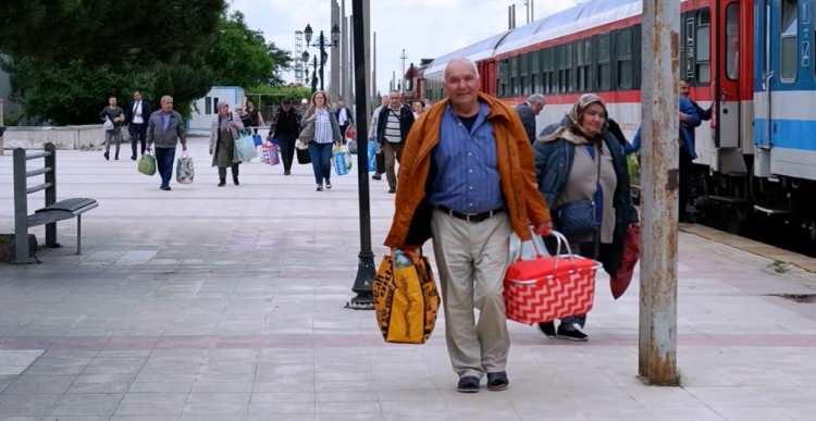 <p>Bin 400 kilometrelik yolculuk Edirne'de bitti Avusturya'nın Villach şehrinden kalkan Optima Express Treni, Slovenya, Hırvatistan, Sırbistan ve Bulgaristan’ın ardından Edirne Tren Garı'na ulaştı. 40 saate yakın süren bin 400 kilometrelik yolculuğun ardından gurbetçiler Türkiye'ye giriş yapmanın mutluluğunu yaşadı. Bilet fiyatlarının kişi başı 207 avrodan başladığı trende, yolcuların seçtiği vagon sistemine ve aracın ölçülerine göre bilet fiyatlarında değişiklik görülüyor.</p>
