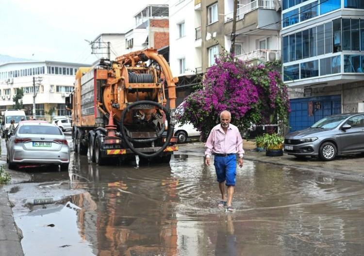 <p>"HER SENE MAĞDUR OLUYORUZ"</p>

<p>Mahallede yaşayan Sakine Özyurt (55), "Evlerimize ve iş yerlerimize sular girdi. Rögarlar yetersiz. Doluyor. Taştan sular hep evlerimize, dükkanlarımıza giriyor. Her sene böyle mağdur oluyoruz. Lütfen buna bir çare bulunsun" dedi.</p>
