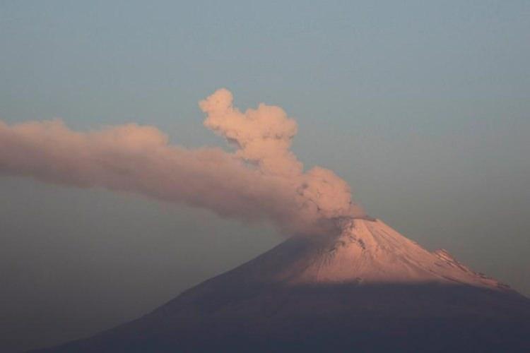 <p>Meksika'nın San Andres Calpa kasabasından görüldüğü gibi, volkanik aktivitedeki artışın ardından Popocatepetl yanardağından buhar ve küller 12 Mayıs'tan beri ara ara çıkmaya devam ediyor...</p>