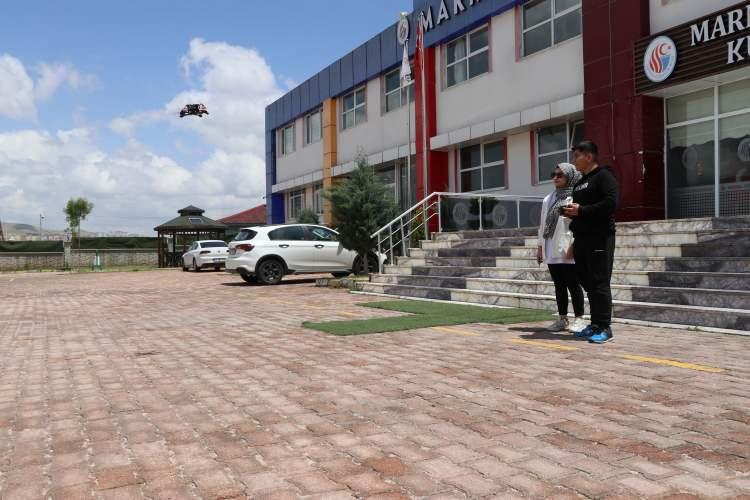 <p>Meriç, "Nemrut kopter" adını verdiği, öğretmeni anısına hazırladığı dronu daha da geliştirip TEKNOFEST'e katılmayı hedefliyor.</p>