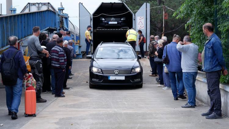 <p>Araçlarıyla uzun yolculuk yapmayı talep etmeyen emekli gurbetçiler, arabalı treni tercih etti. </p>

<p>Avusturya'nın Villach şehrinde arabalarını oto kuşet vagonlara yükleyen gurbetçiler, kompartımanda rahat şekilde yorulmadan yolculuk yapmanın keyfini çıkardı.</p>
