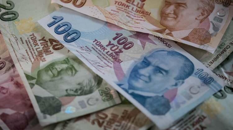 <p><strong>470 BİN MEMUR İÇİN DÜZENLEME</strong></p>

<p>Ek gösterge düzenlemesi dışında memur, şef, tekniker, veri hazırlama kontrol işletmeni ve diğer birinci dereceye gelen bütün kamu görevlileri için de yasal düzenleme yapılacak. Bu düzenlemeyle bütün memurlar 3600 ek göstergeden yararlanabilecek. Yapılacak düzenlemeden ilk etapta 470 binin üzerinde memur yararlanacak.</p>
