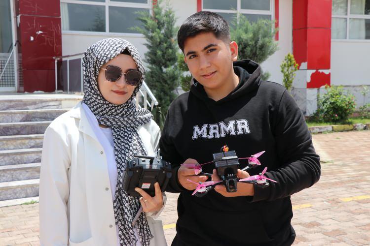 <p>Özdemir, öğrencinin projenin her aşamasını okulda, gözetimleri altında yaptığını belirterek, güneşten gelen enerjiyle dronun havada kalma süresini uzattıklarını, bu projeyi daha da ileri taşıyacaklarını ifade etti.</p>
