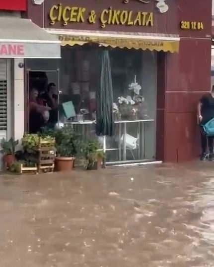 <p>Sağanak yağış, İzmir kent genelinde etkili olurken, Çiğli ilçesinde ise cadde ve sokakları adeta göle çevirdi. Bazı noktalarda rögarlar taştı. Çiğli ilçesinde bazı sokak ve caddeler suyla kaplandı, sürücüler, trafikte ilerlemekte güçlük çekti.</p>

<p> </p>
