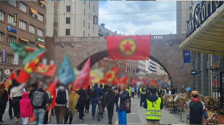 <p>Terör örgütü PKK/YPG'yi simgeleyen bez parçaları taşıyan ve elebaşı Abdullah Öcalan'ın posterini açan terör örgütü destekçileri, Cumhurbaşkanı Erdoğan aleyhinde saatlerce slogan attı.</p>